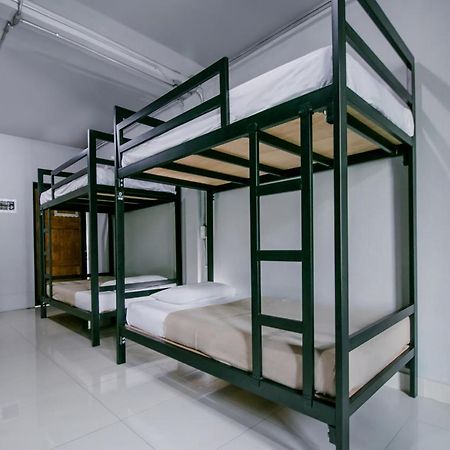 בנגקוק Oyo 421 Guyasuka Hostel & Cafe מראה חיצוני תמונה