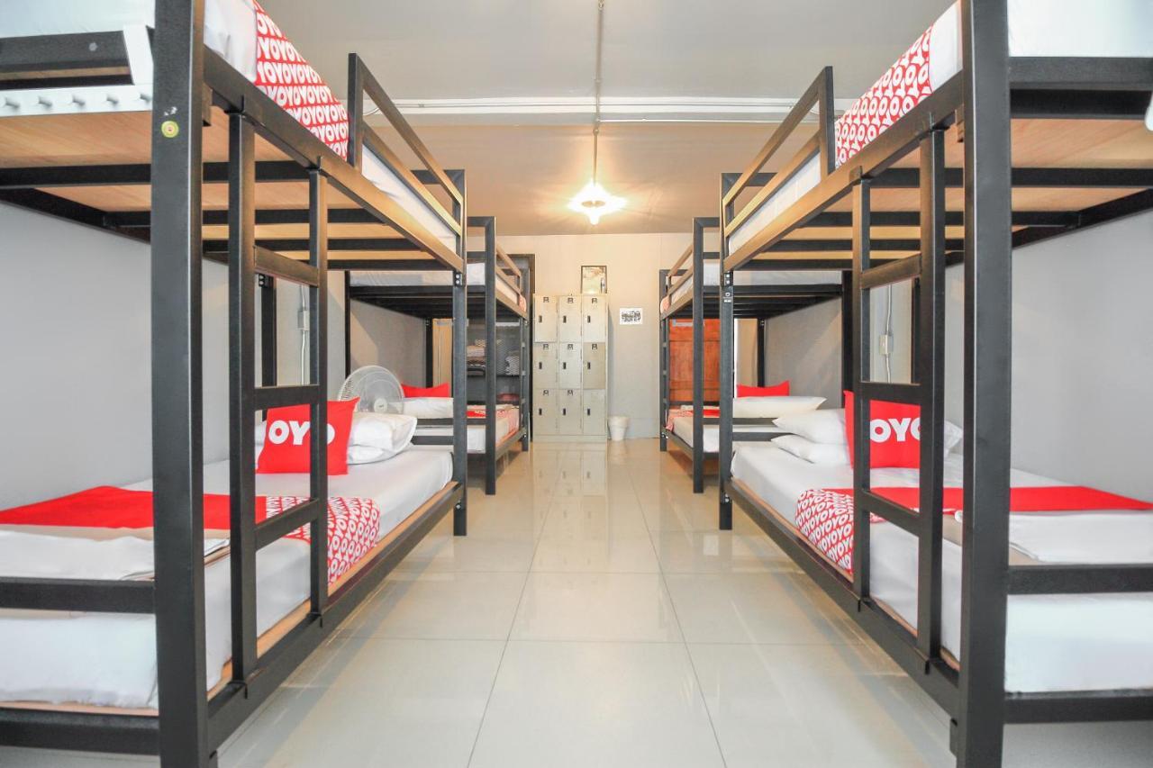 בנגקוק Oyo 421 Guyasuka Hostel & Cafe מראה חיצוני תמונה