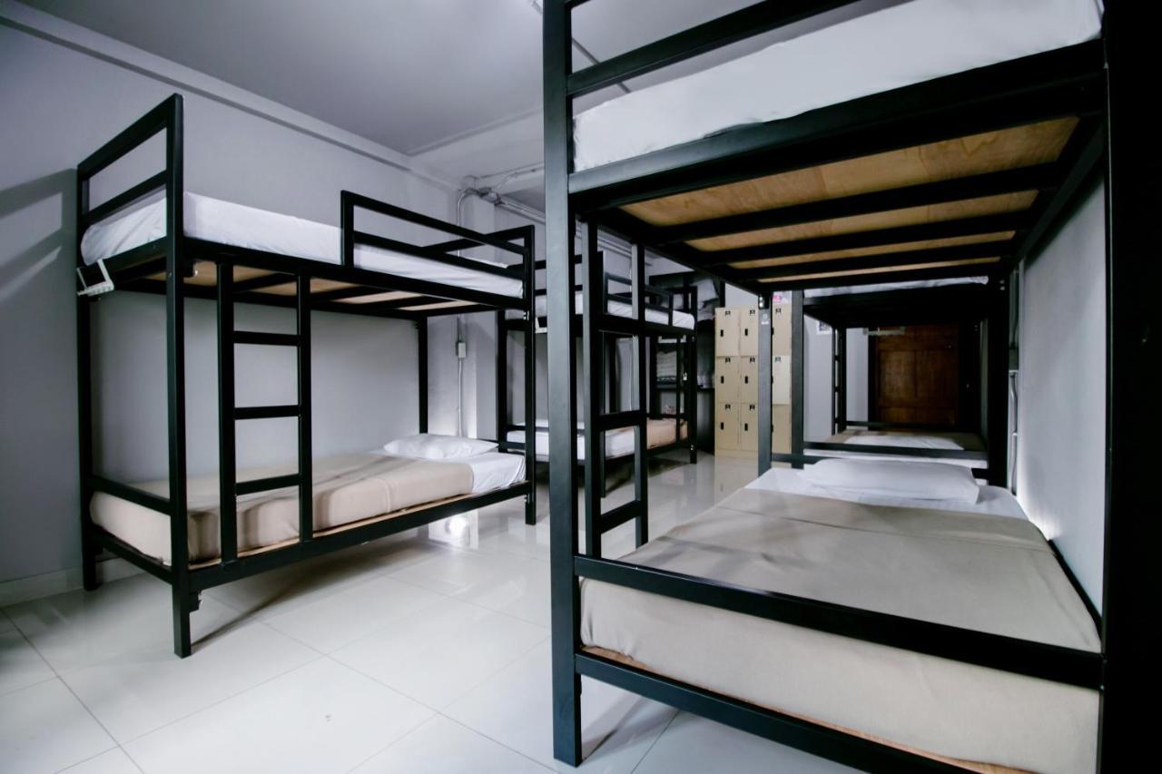 בנגקוק Oyo 421 Guyasuka Hostel & Cafe מראה חיצוני תמונה
