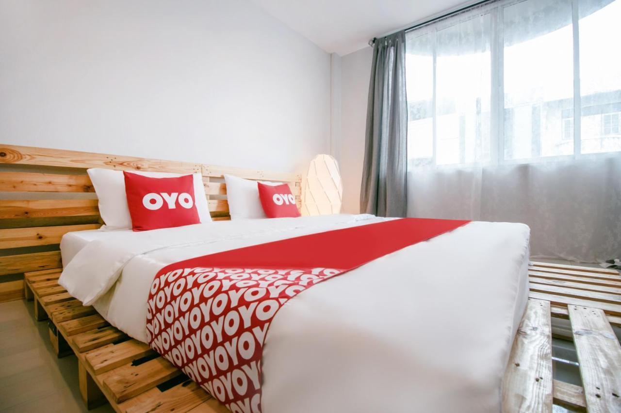 בנגקוק Oyo 421 Guyasuka Hostel & Cafe מראה חיצוני תמונה