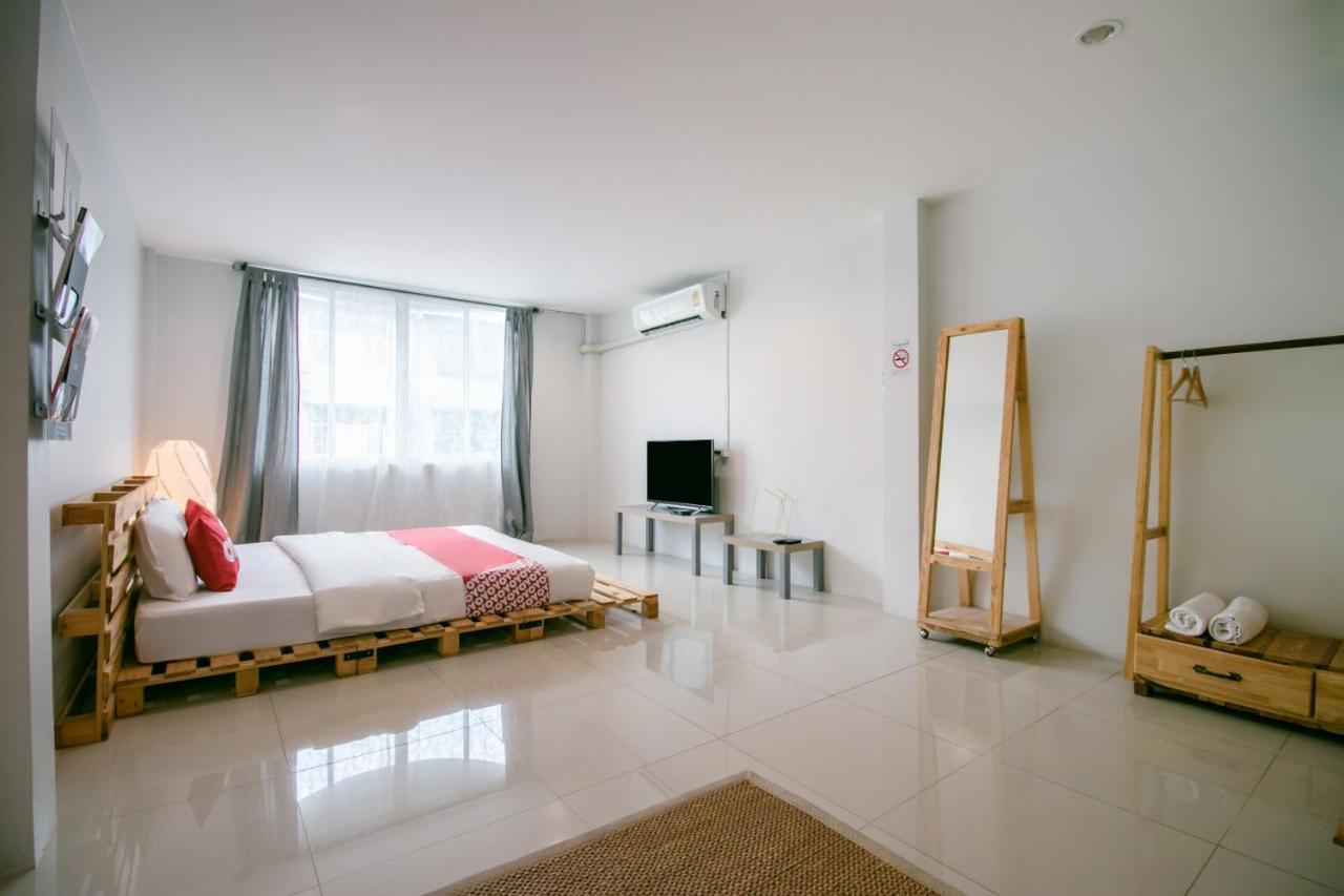 בנגקוק Oyo 421 Guyasuka Hostel & Cafe מראה חיצוני תמונה