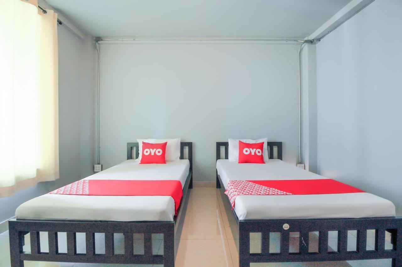 בנגקוק Oyo 421 Guyasuka Hostel & Cafe מראה חיצוני תמונה