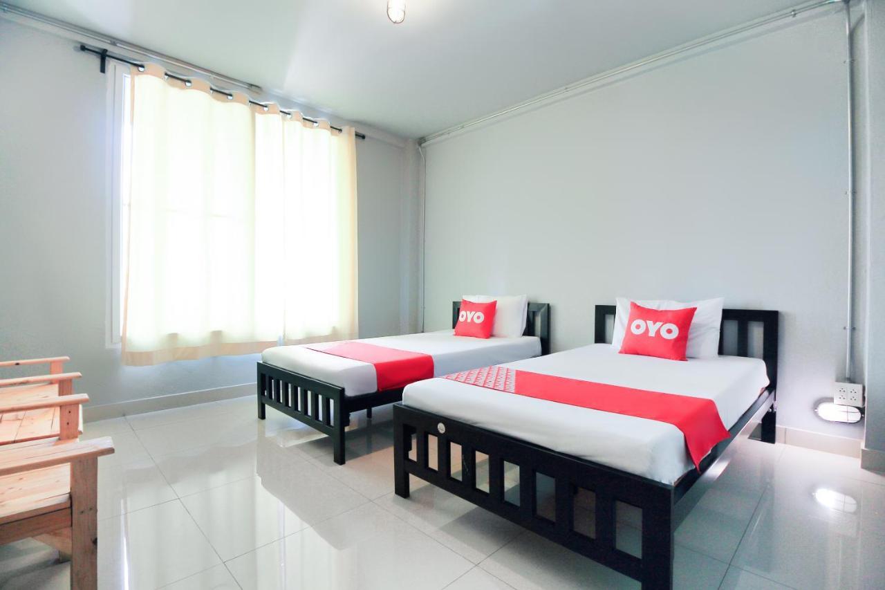 בנגקוק Oyo 421 Guyasuka Hostel & Cafe מראה חיצוני תמונה