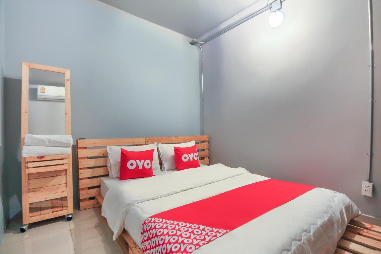 בנגקוק Oyo 421 Guyasuka Hostel & Cafe מראה חיצוני תמונה